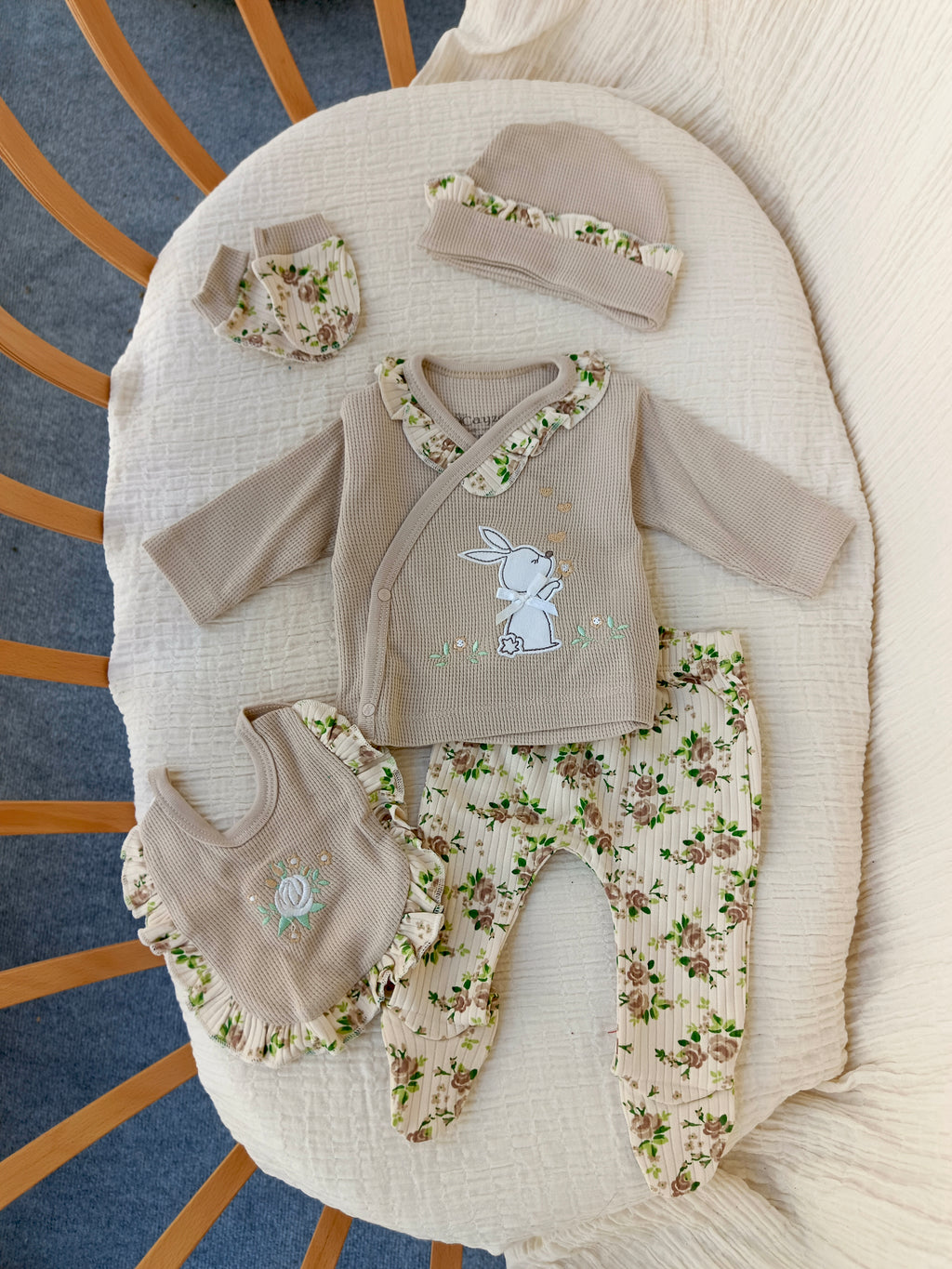 Çiçekli Tavşan Kutulu 5'li Yenidoğan Hastane Çıkışı Seti Bej