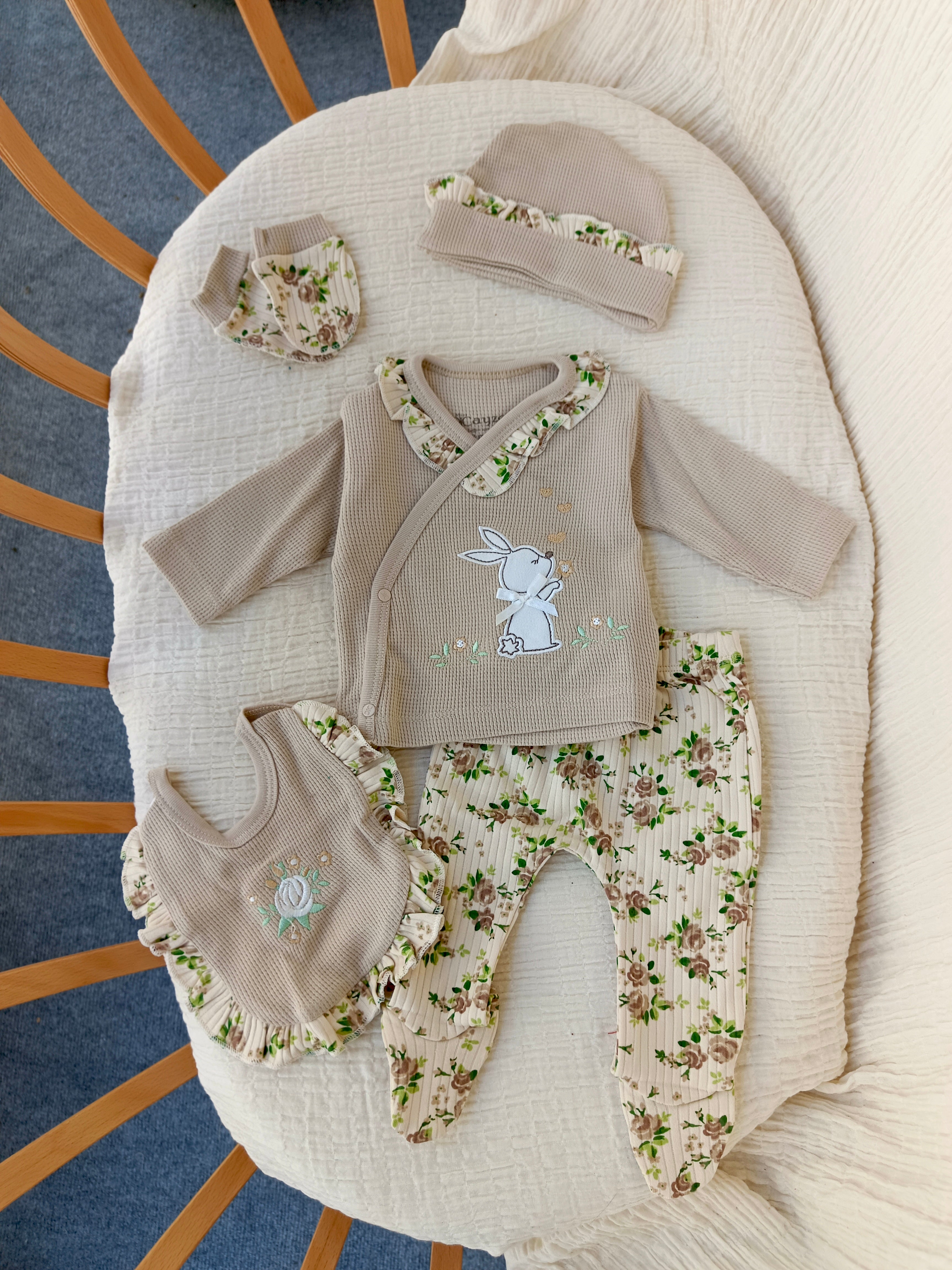 Çiçekli Tavşan Kutulu 5'li Yenidoğan Hastane Çıkışı Seti Bej