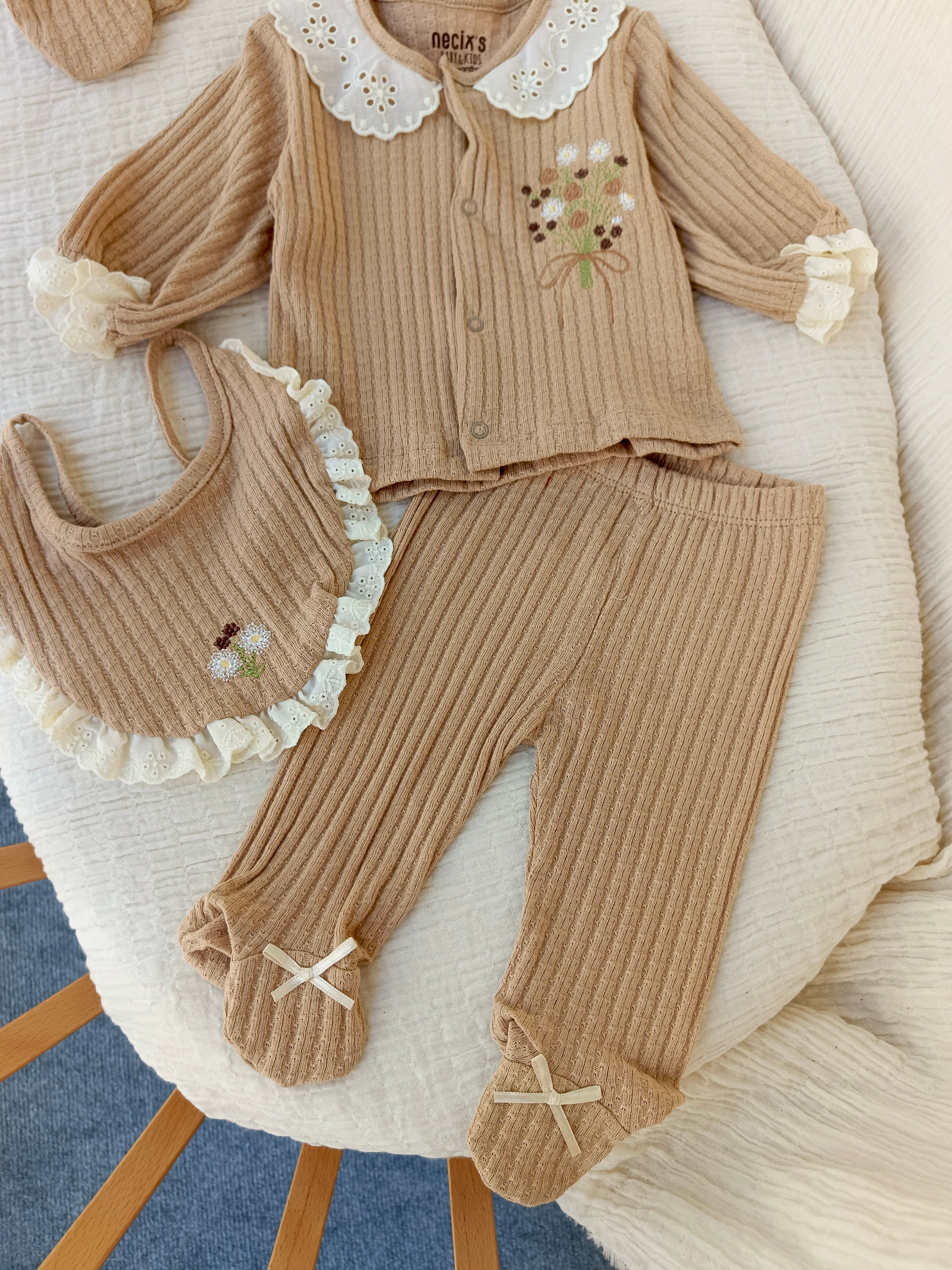 Fisto Yaka Çiçek Buketi Nakışlı 5'li Yenidoğan Set Bej