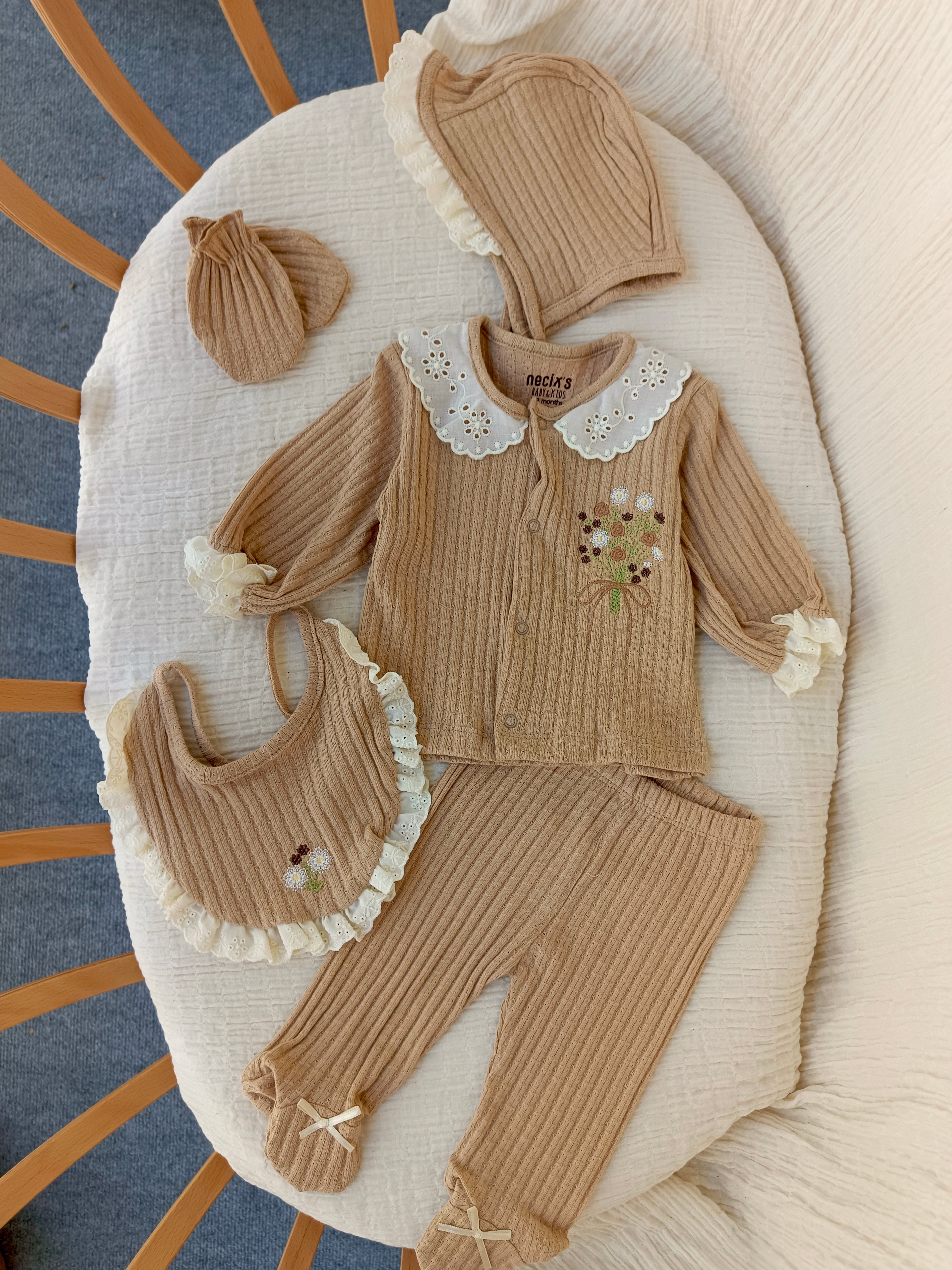 Fisto Yaka Çiçek Buketi Nakışlı 5'li Yenidoğan Set Bej