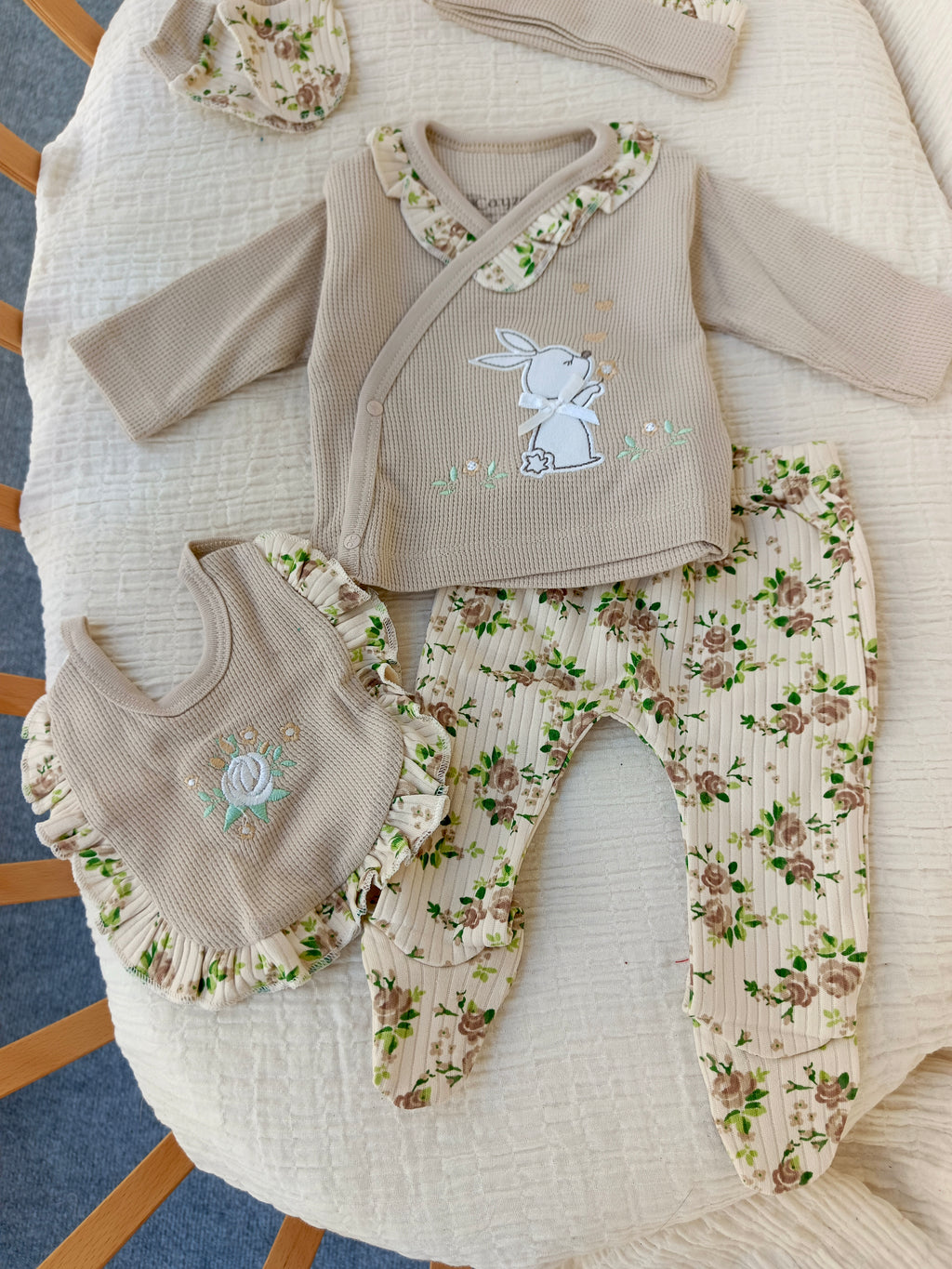 Çiçekli Tavşan Kutulu 5'li Yenidoğan Hastane Çıkışı Seti Bej