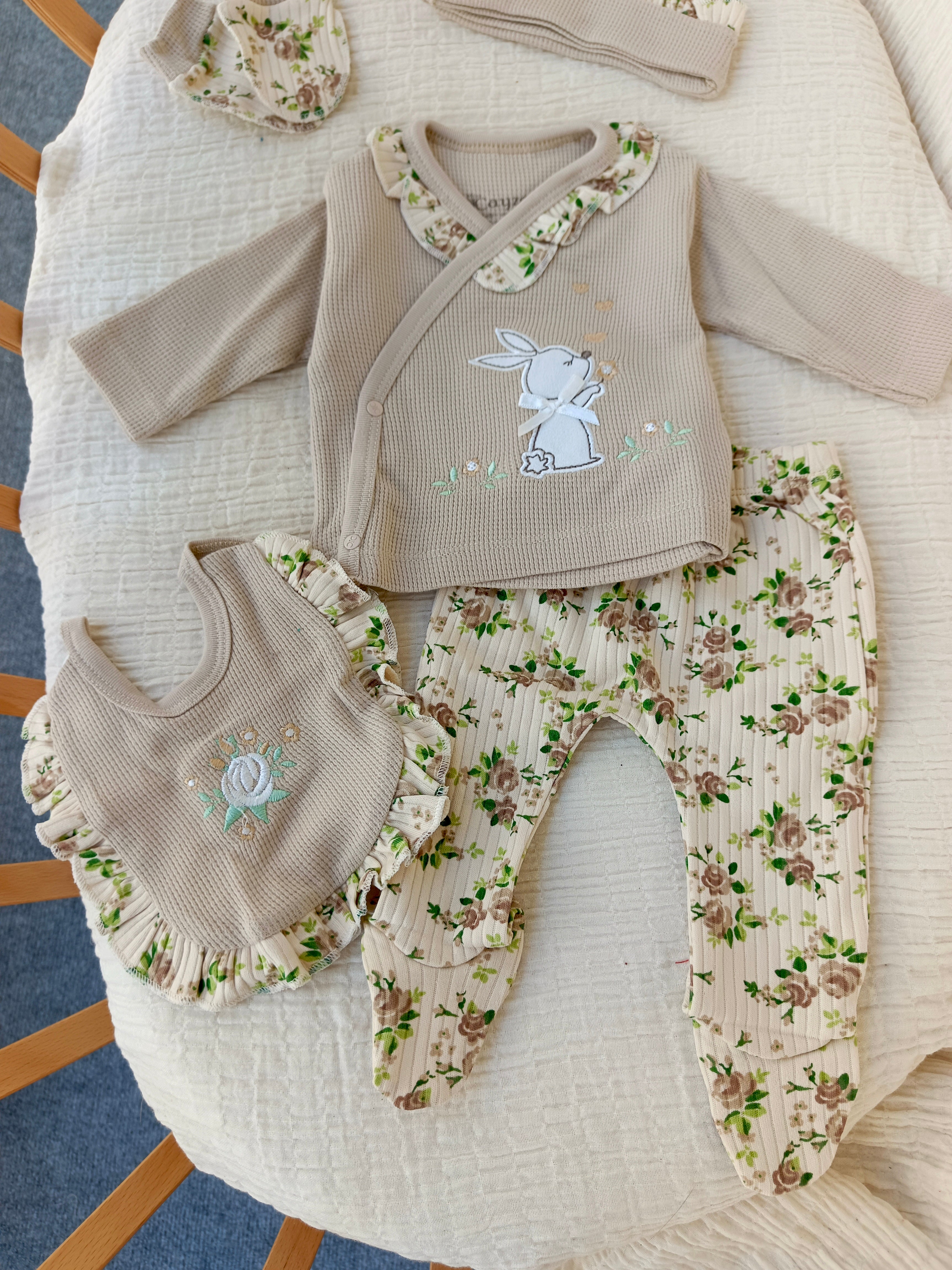 Çiçekli Tavşan Kutulu 5'li Yenidoğan Hastane Çıkışı Seti Bej