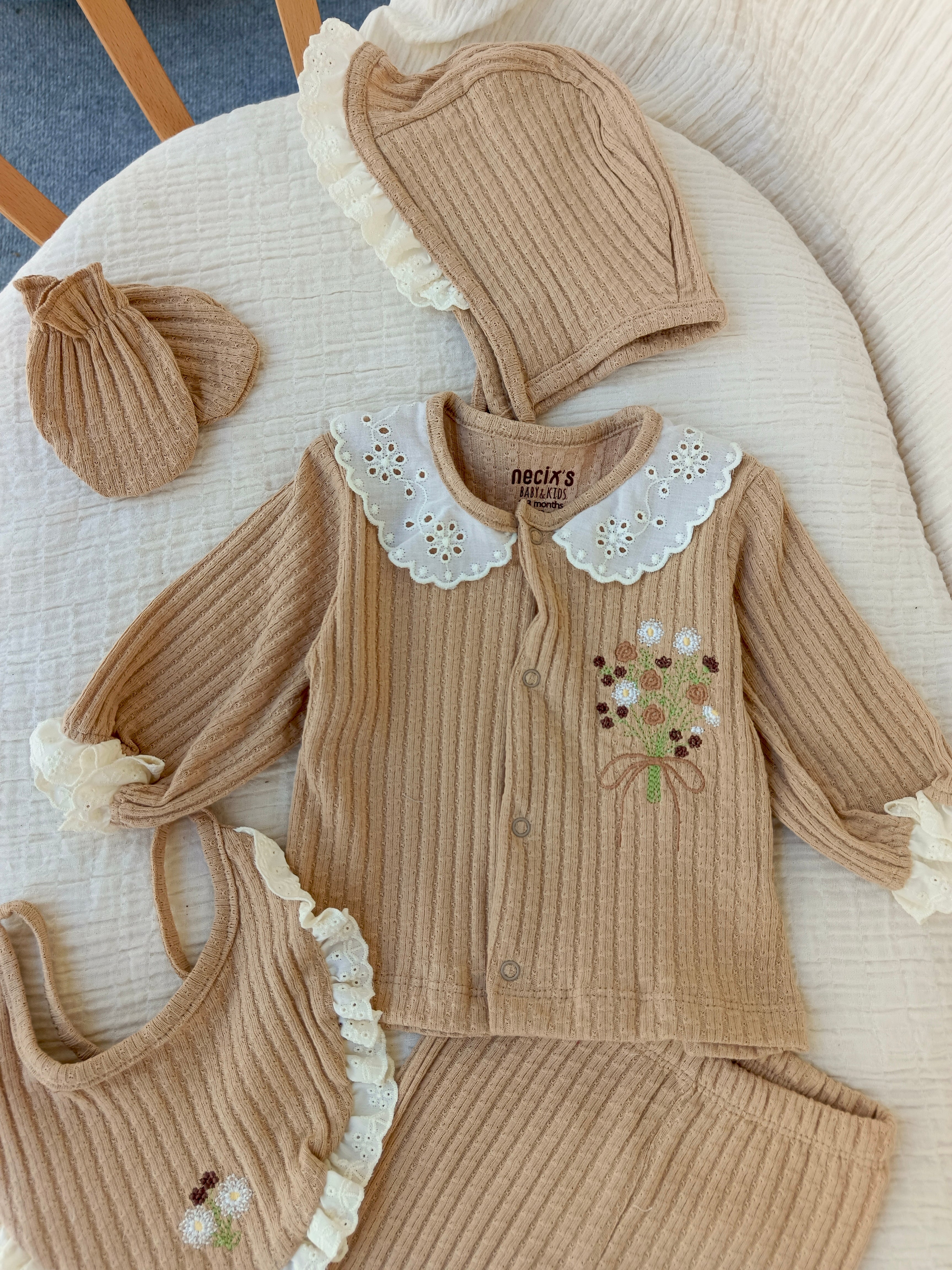 Fisto Yaka Çiçek Buketi Nakışlı 5'li Yenidoğan Set Bej