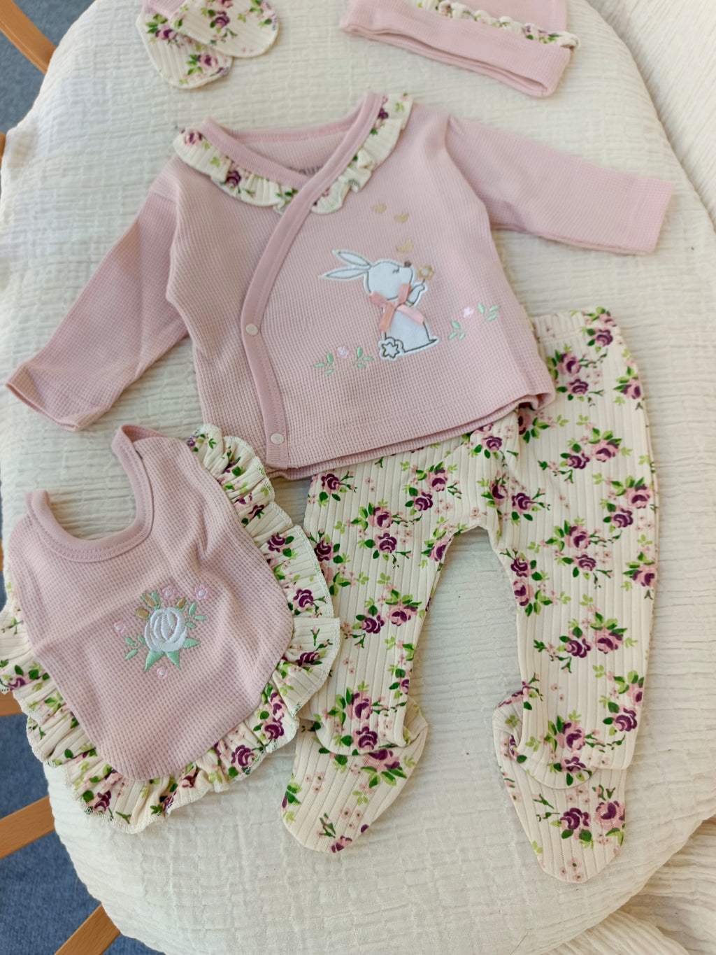 Çiçekli Tavşan Kutulu 5'li Yenidoğan Hastane Çıkışı Seti Pembe