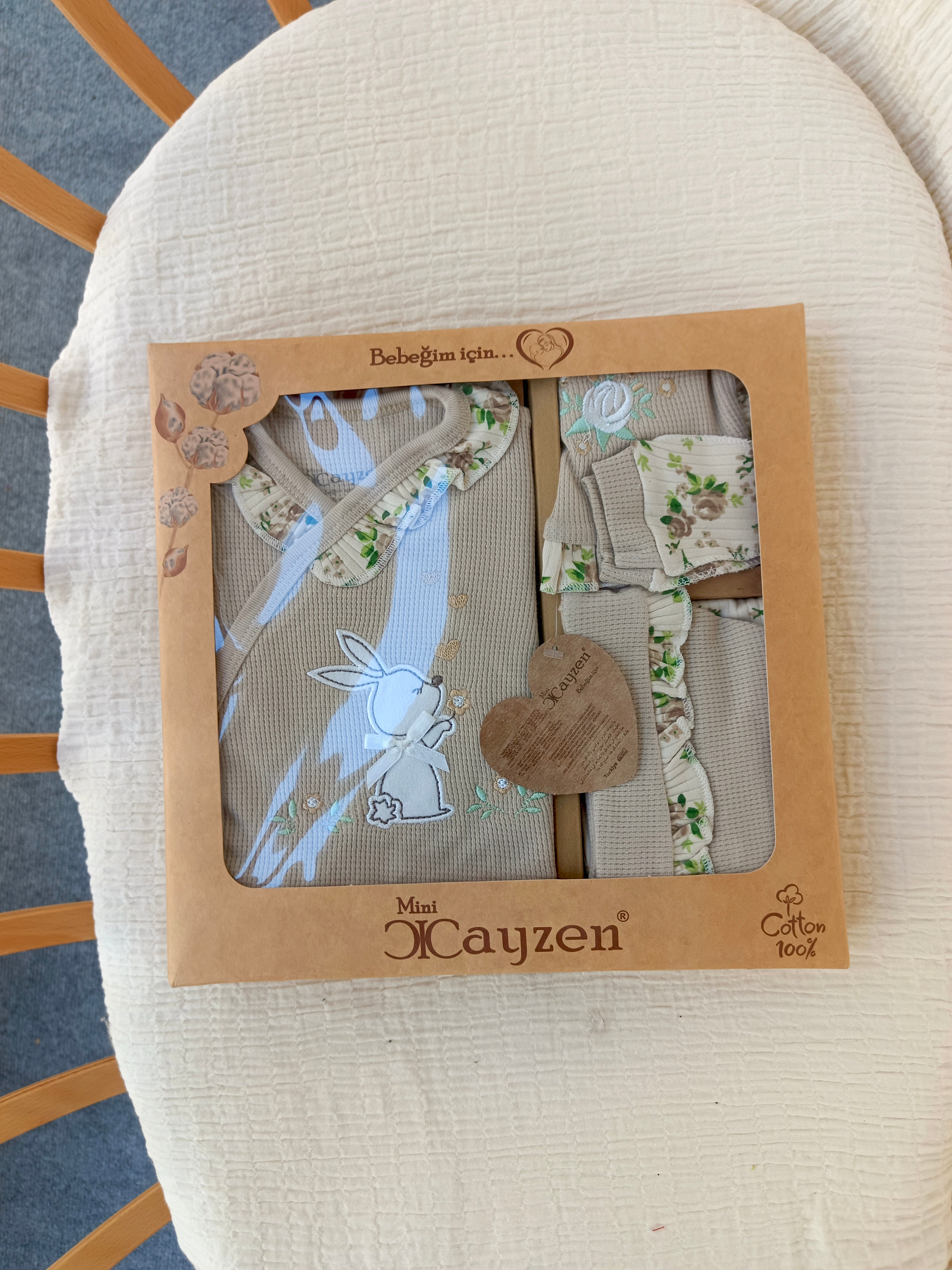 Çiçekli Tavşan Kutulu 5'li Yenidoğan Hastane Çıkışı Seti Bej