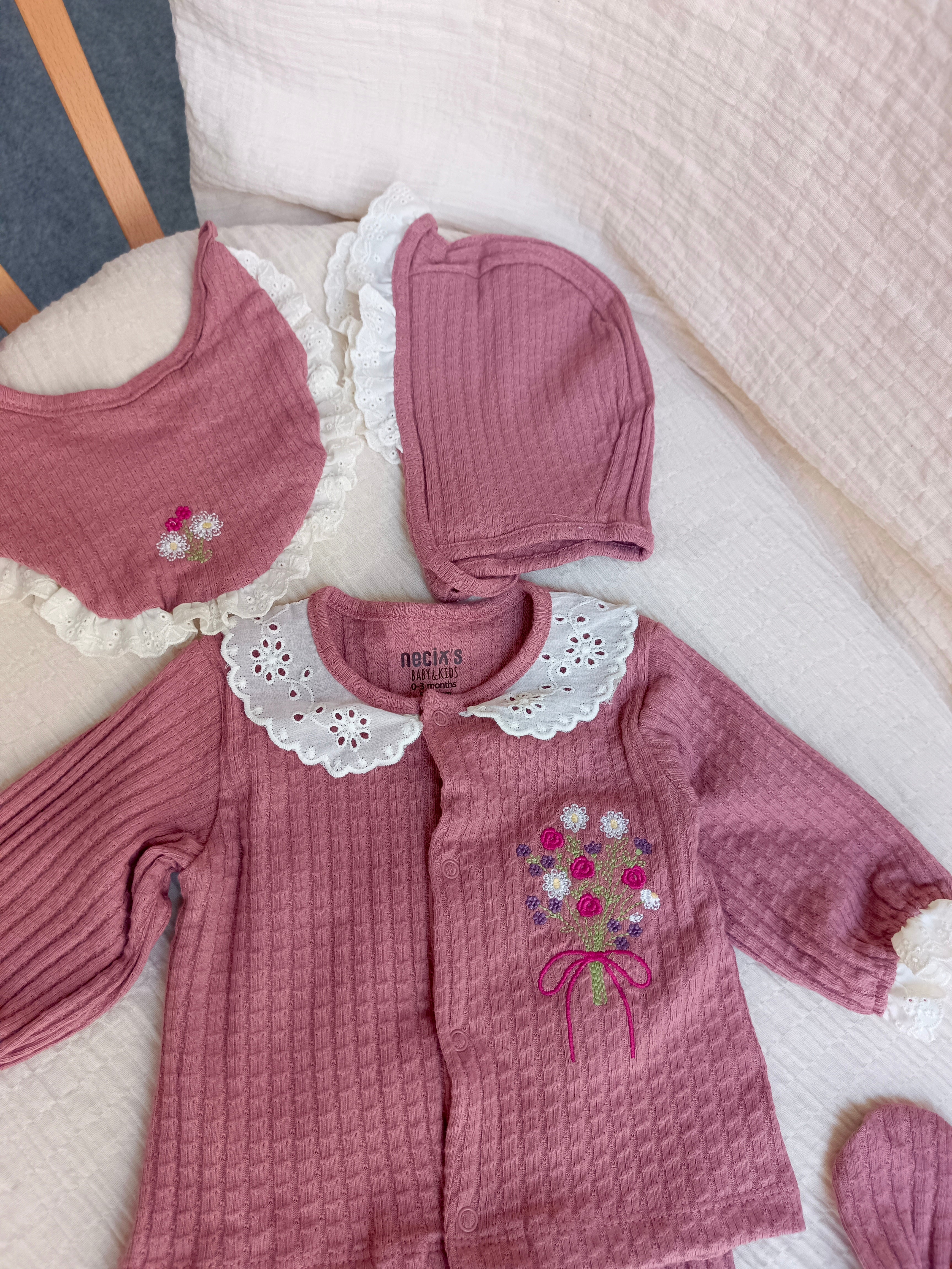 Fisto Yaka Çiçek Buketi Nakışlı 5'li Yenidoğan Set Gül Kurusu