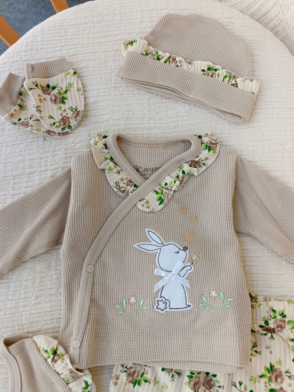 Çiçekli Tavşan Kutulu 5'li Yenidoğan Hastane Çıkışı Seti Bej