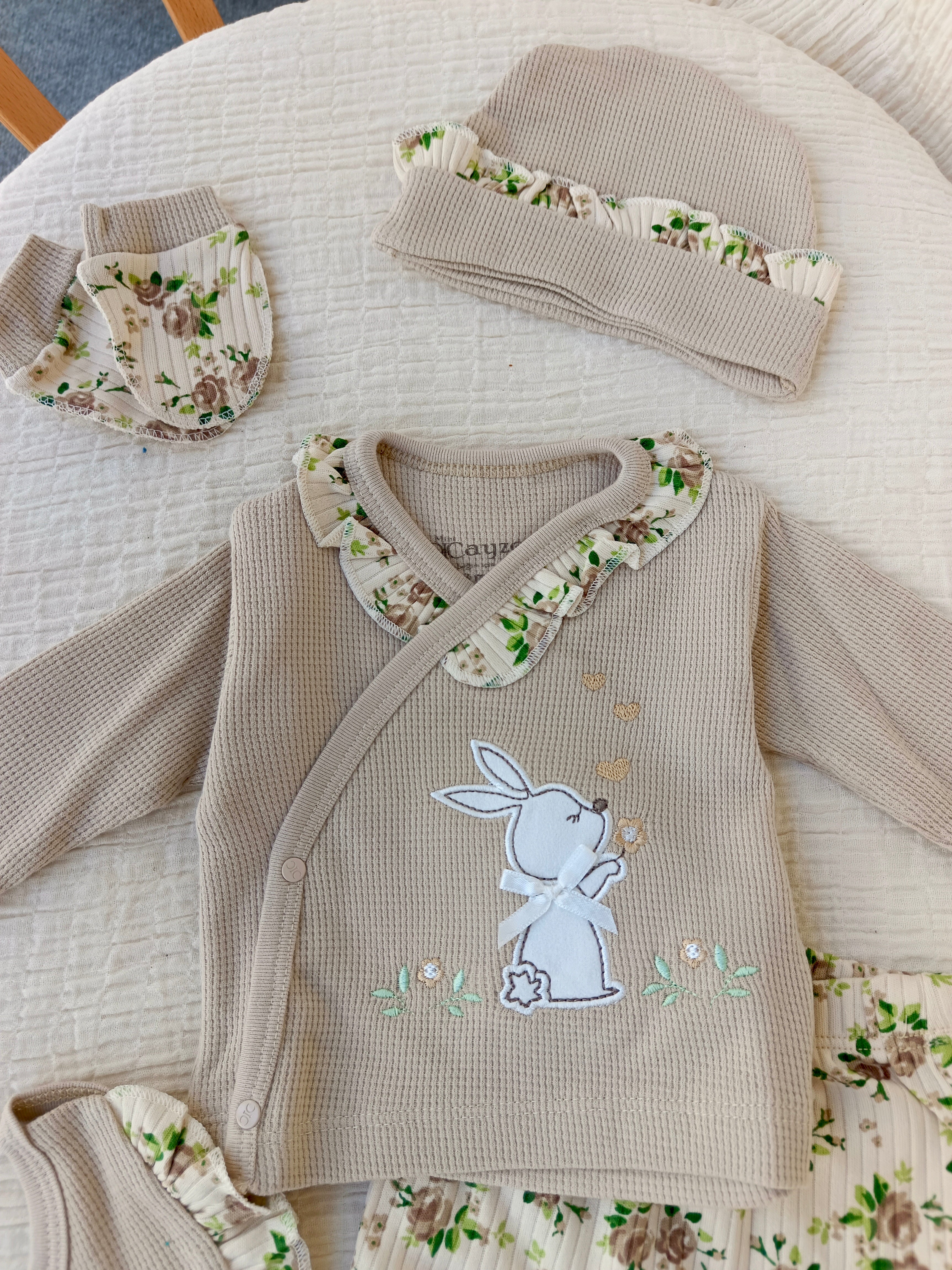 Çiçekli Tavşan Kutulu 5'li Yenidoğan Hastane Çıkışı Seti Bej